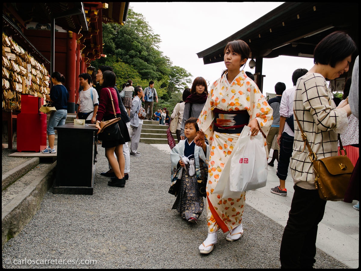 La riqueza en templos budistas y santuarios sintoístas de la ciudad nos hace imaginar que estamos ante un lugar lleno de tradiciones. En la fotografía, parece día de fiesta en el santuario de Tsurugaoka Hachiman-gū.