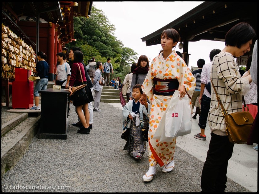 La riqueza en templos budistas y santuarios sintoístas de la ciudad nos hace imaginar que estamos ante un lugar lleno de tradiciones. En la fotografía, parece día de fiesta en el santuario de Tsurugaoka Hachiman-gū.