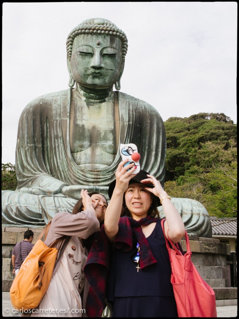 La principal atracción de Kamakura, la ciudad donde transcurre la mayor parte de la acción de la película, es la gran estatua de bronce de Amida Butsu (o el buda Amitābha, en el original sánscrito). Pero no sale en el filme.