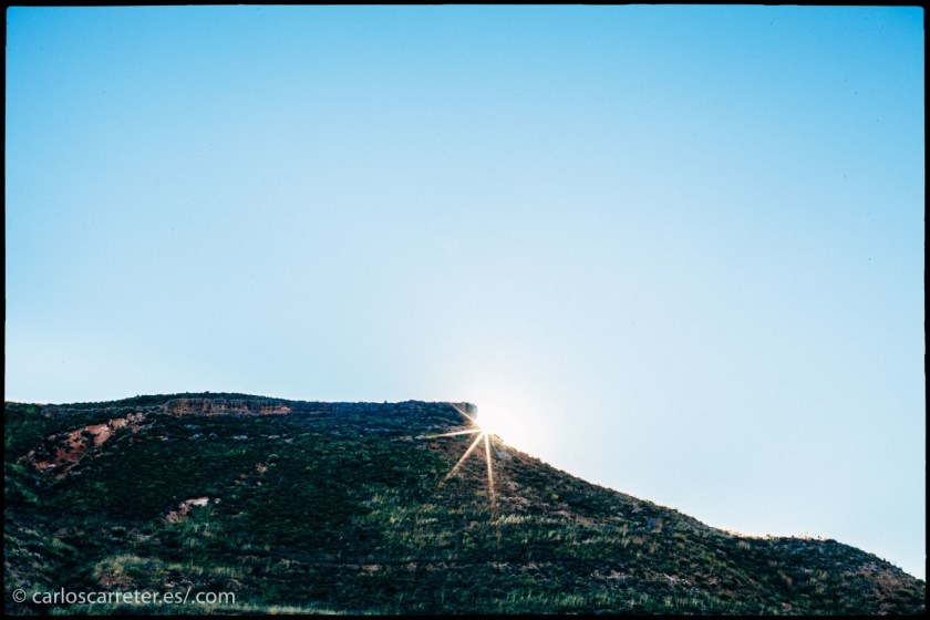 Como muchas ocasiones, acompaño mi entrada televisiva de fotos de mis viajes. Pero en esta ocasión de forma modesta, por Aragón, mi tierra. En el encabezado, visitando el Pozo de Santa Bárbara en las minas de Utrillas, y aquí el amanecer en Martín del Río.