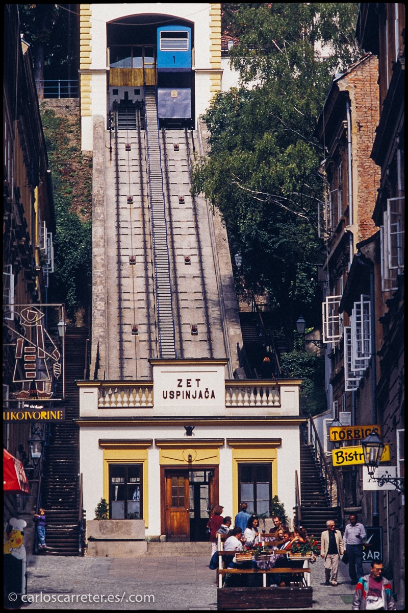Porque aparecen diversos lugares ficticios. En algunos momentos, te da la sensación de estar en algún lugar del viejo Imperio Austro-Hungaro, como lo estuvo Zagreb, la capital de Croacia.