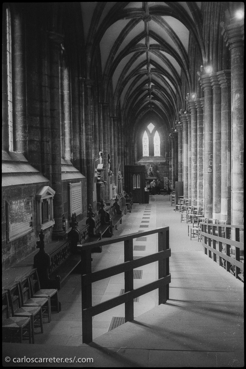 Aunque sea con un veterano carrete en blanco y negro expuesto en 1996 con mi Minox 35ML, cámara que me abandonó un día de calor en un tren entre Lieja y Lovaina.