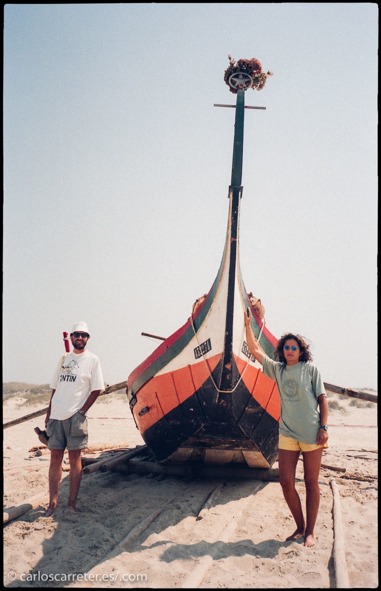 No tenía unas fotos adecuadas al tema de la historieta, que transcurre en Seattle... así que me he quedado en Portugal. En la Ría de Aveiro, por ejemplo. El "remember from Portugal" del encabezado es impagable.