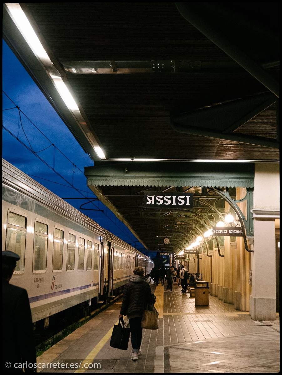 Un anochecer, una estación de tren, esta es la de Asís en Italia, es el primer escenario del libro. Pero recorremos Europa e incluso el mundo. Por ejemplo, las orillas del Báltico, donde se encuentra Helsinki, en el encabezado.