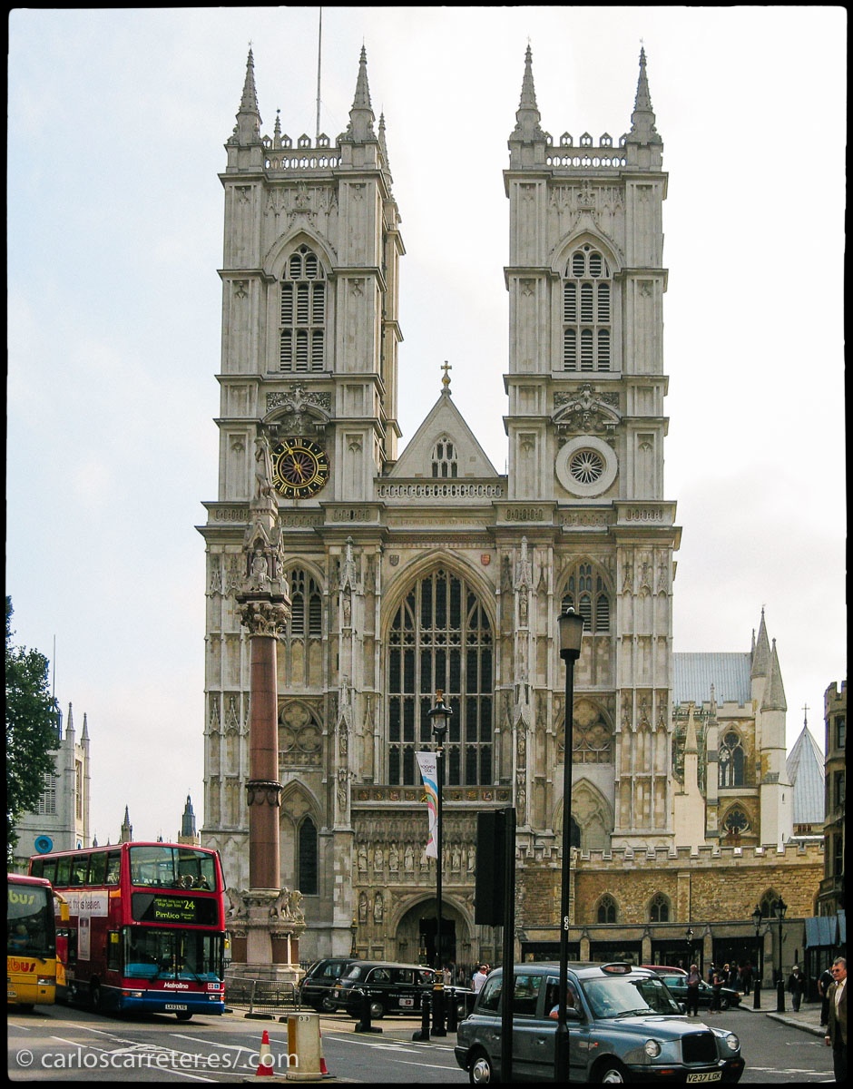Nos vamos a Londres... porque Heathrow es uno de los principales aeropuertos de la capital británica... no precisamente al lado de la abadía de Westminster, aunque sobre la misma se ven pasar los vuelos con ese destino.