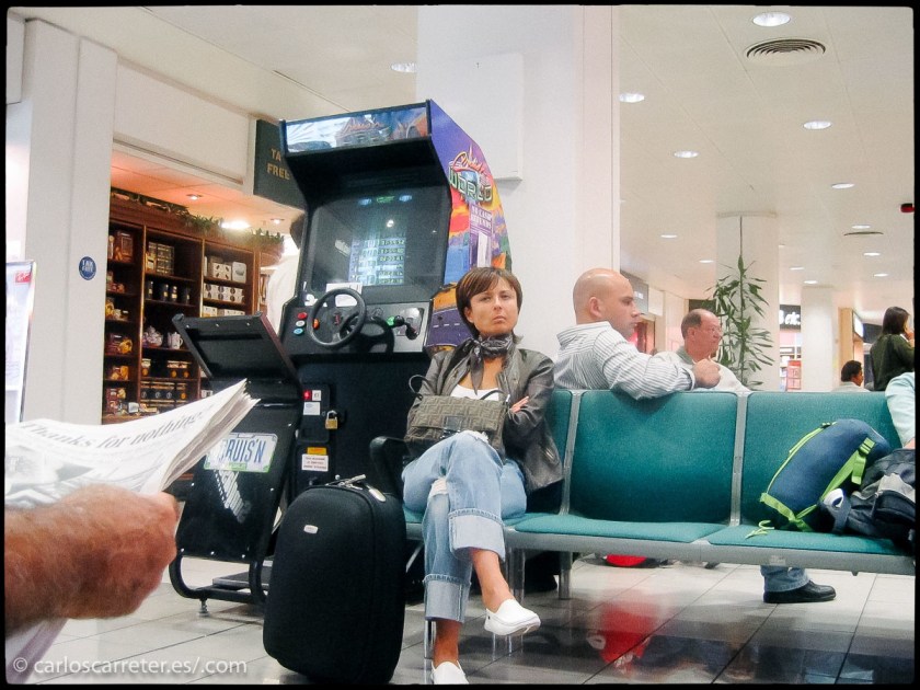 Solo en dos viajes en pasado por ese aeropuerto, un viaje a Londres en 2004... donde nos aburrimos de esperar la salida, y una escala camino de Escocia en 2013.