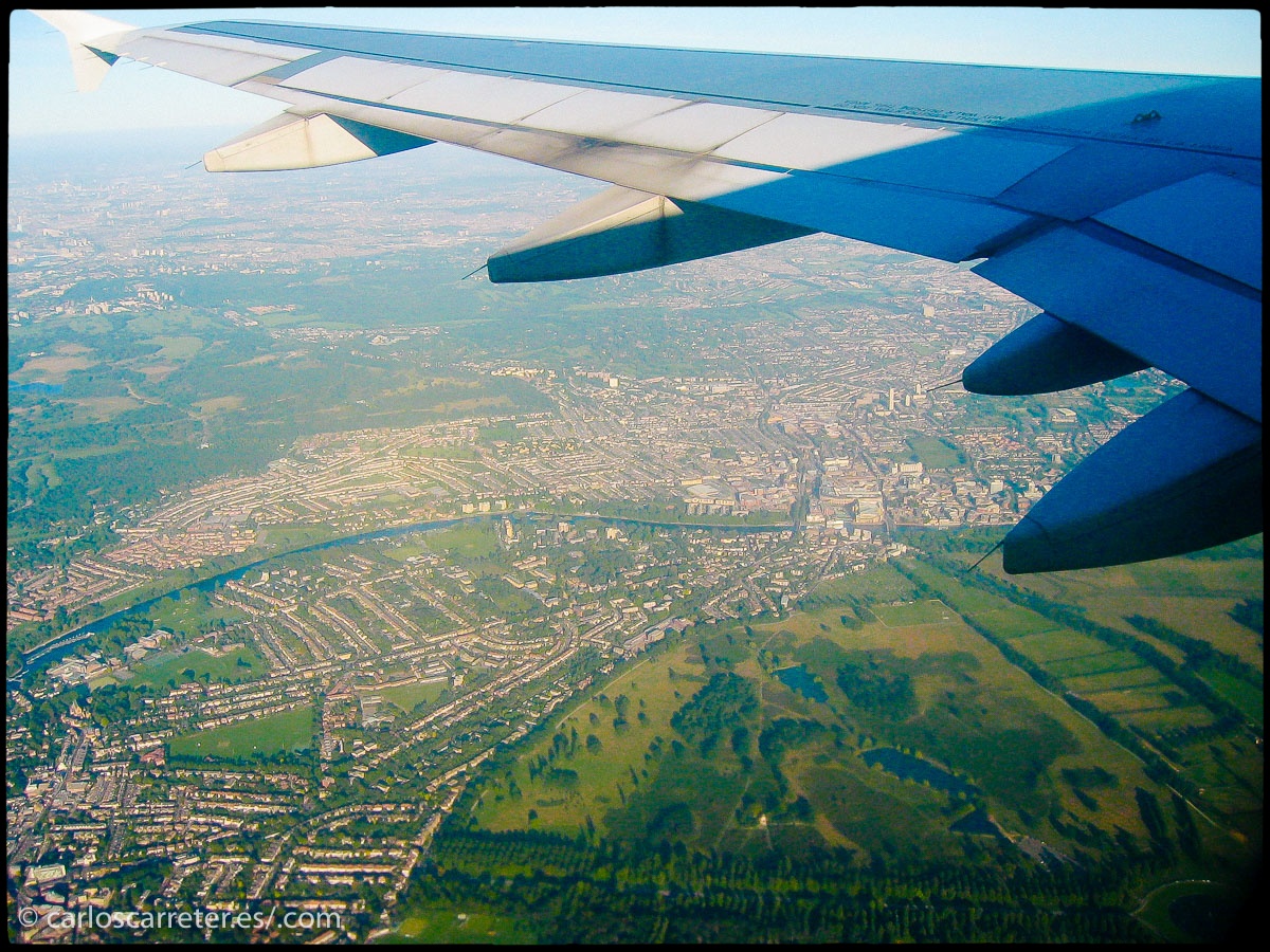 Tampoco soy un entusiasta de hacer fotos en los aeropuertos... pero a veces las hago al aterrizar, o como en este caso al despegar, sobrevolando el Támesis.