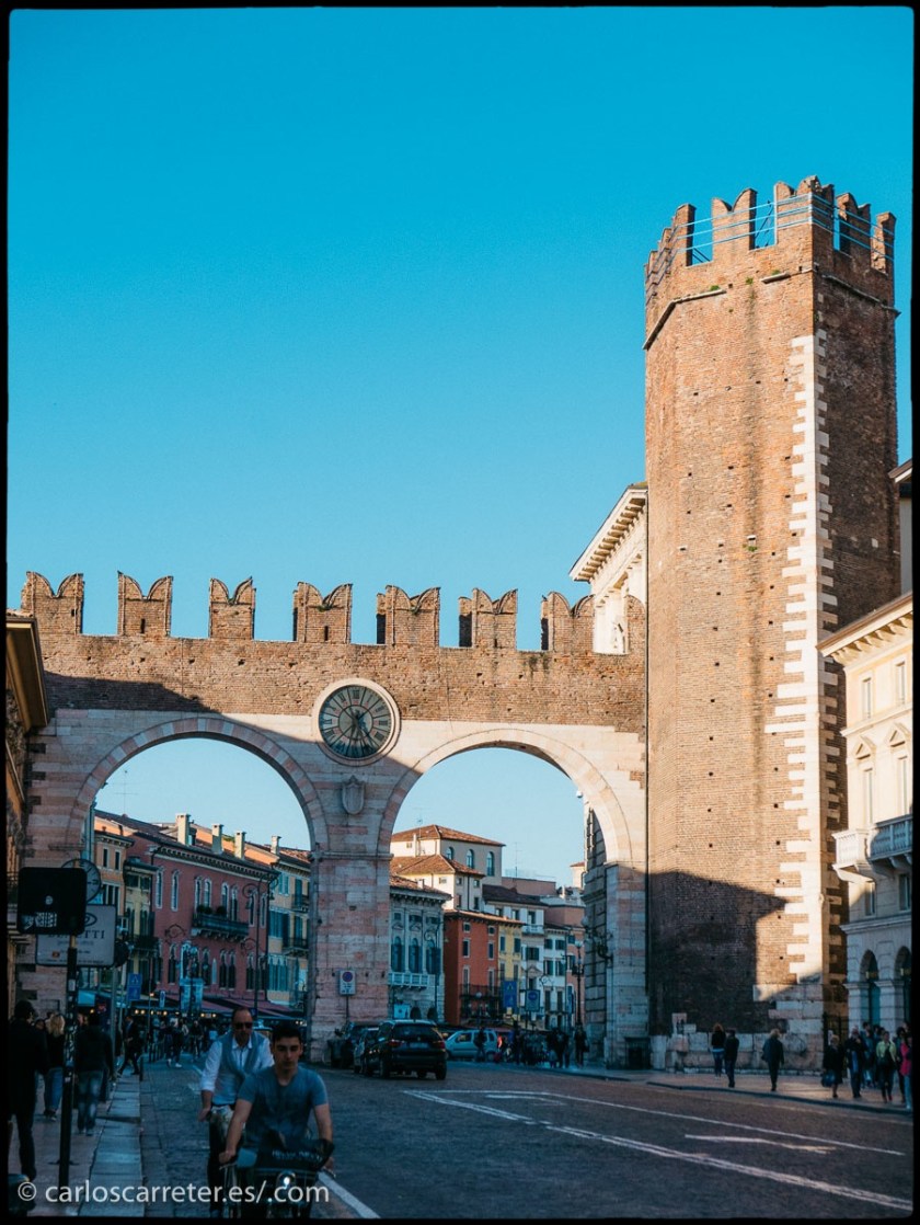 Entrada televisiva... repaso fotográfico a lo que aparece en el tumblelog de viajes (enlaces al final); en el encabezado una vista urbana de Kingston, Canada, y aquí otra de Verona, Italia.
