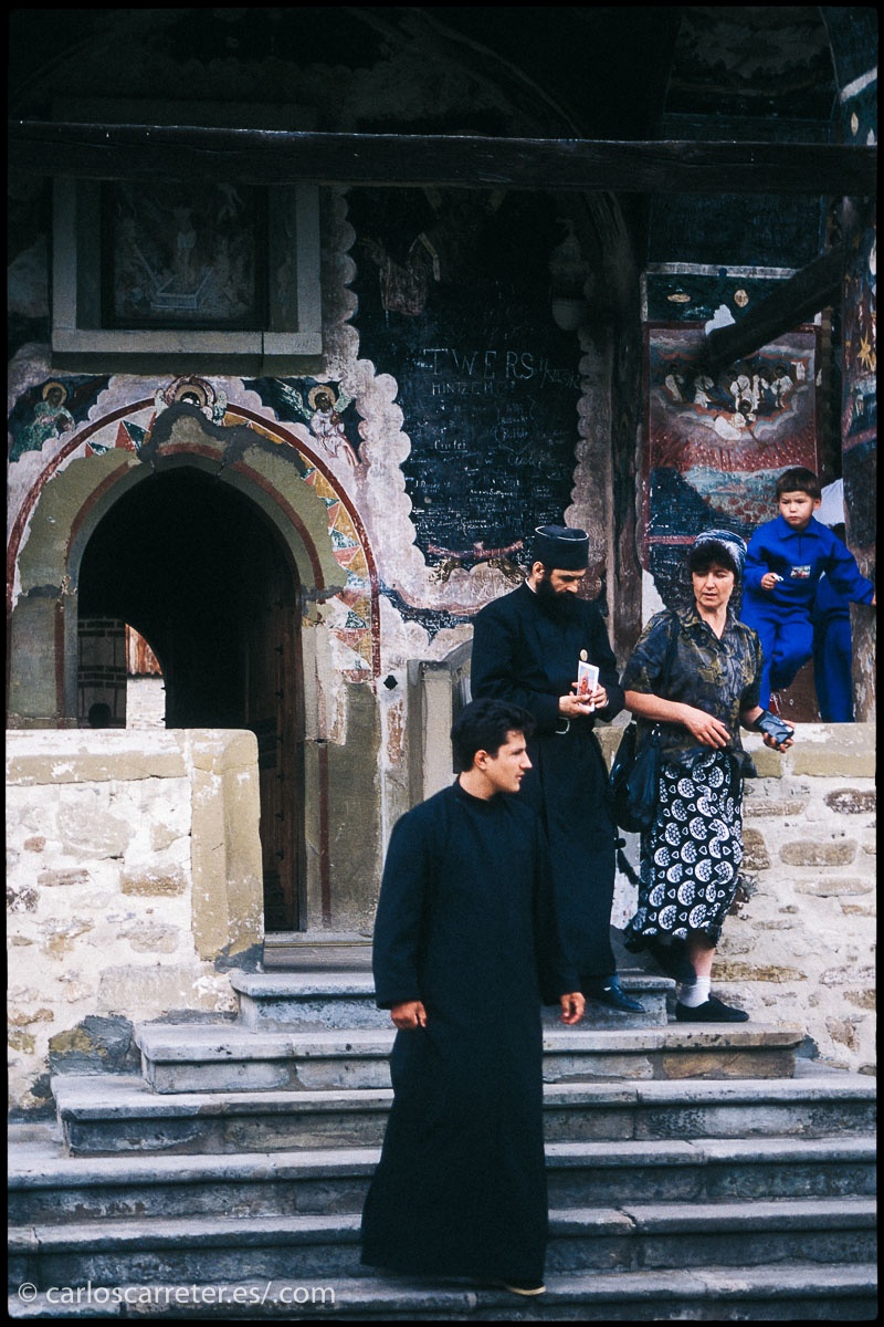 No he visitado Rusia. Y el talante que se gastan por allí hace que no me apetezca en exceso. Pero tengo fotos de otros países que sufrieron el dominio ruso en la época soviética, y que presentan debilidades en sus democracias por causa de nacionalismos, religiones o corrupción. Aunque no en la medida de los rusos. Como por ejemplo pude observar en Rumania en 1995.