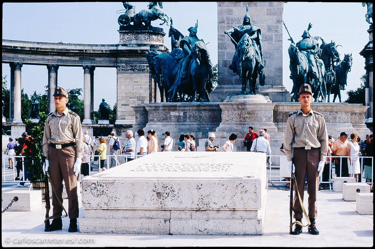 O la que era prometedora democracia húngara en 1997, pero que ha mostrado malas maneras con algunas normas xenófobas o algunos partidos en el gobierno con tendencias nacionalistas  extremas recientemente.