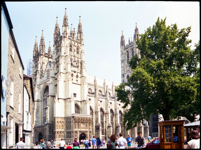 Aunque Burroughs es un escritor norteamericano, por algún motivo, cuando lees esta transgresora proposición, lo que se viene a la mente es la sociedad británica. Y por eso ilustro la entrada con algunas vistas de Canterbury y Londres.