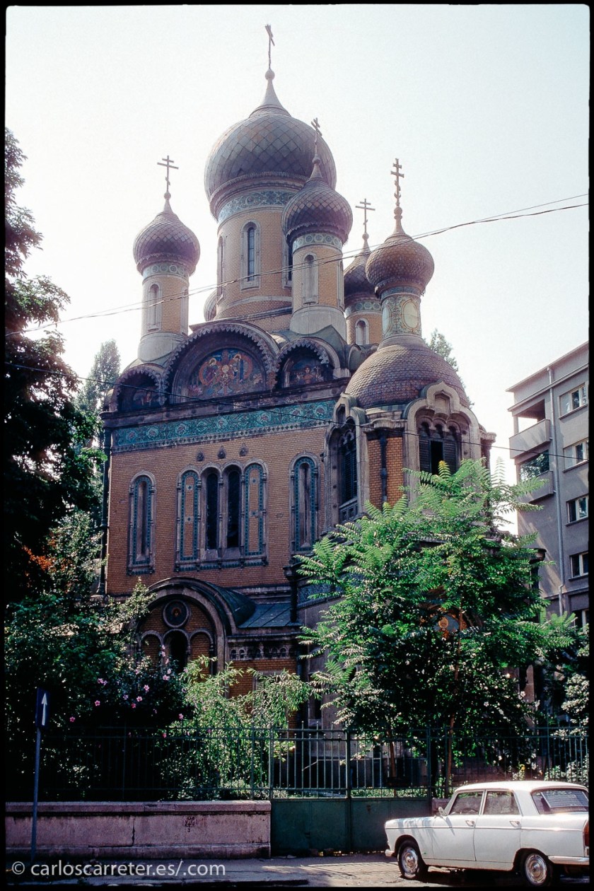 He visitado Bucarest, y Rumania, en dos ocasiones, en 1987 y 1995. Bajo la dictadura de Ceacescu y en su peculiar transición... en ambos casos los viajes tuvieron momentos absolutamente surrealistas o esperpénticos. Supongo que en estos últimos 20 años habrá cambiado... ¿a mejor? Espero.