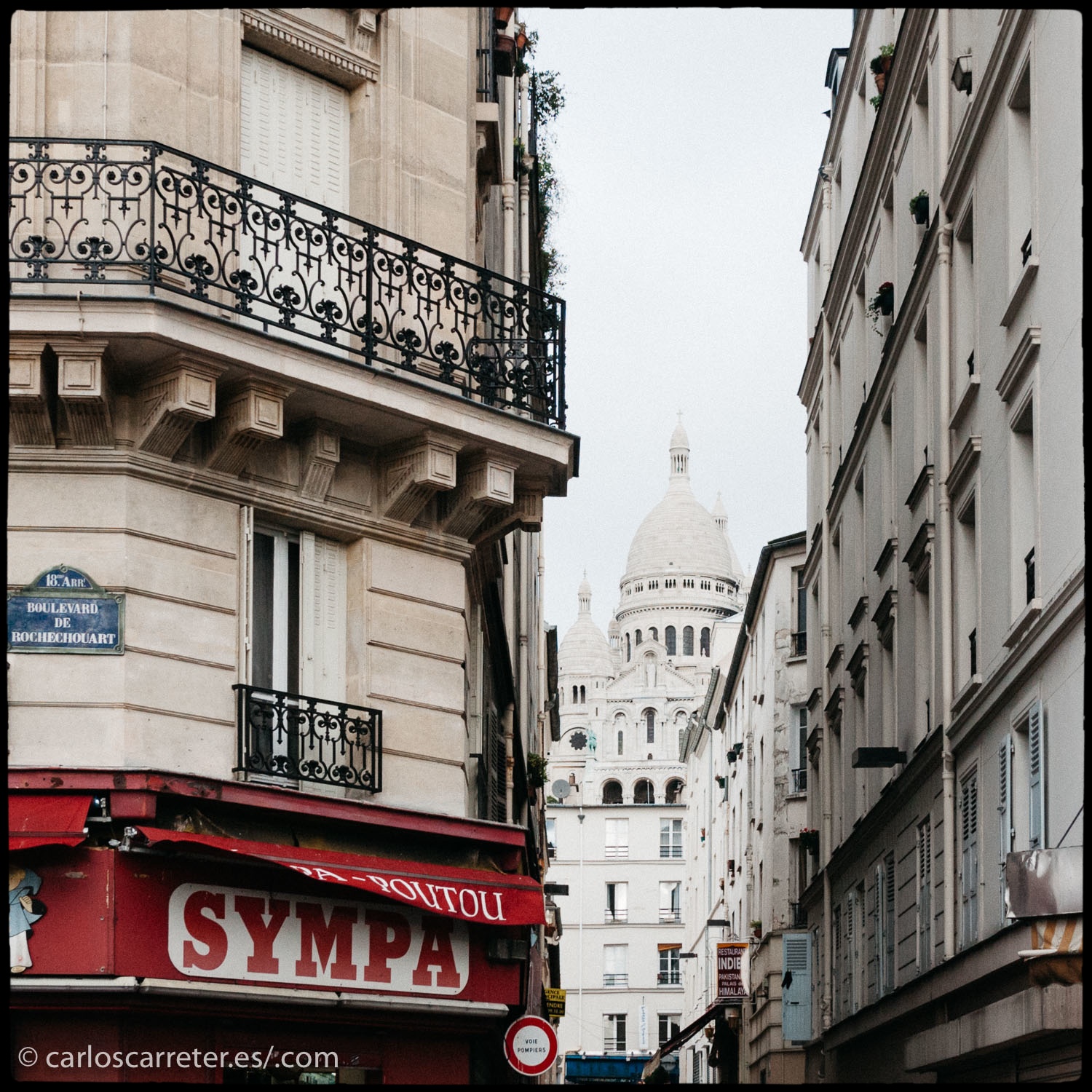 Aunque es la ciudad de Los Ángeles la tercera protagonista de este drama musical, son numerosas las referencias a la ciudad de París. De la primera no tengo fotos, de la segunda, en abundancia.