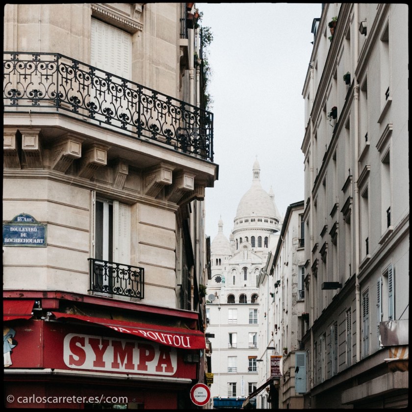 Aunque es la ciudad de Los Ángeles la tercera protagonista de este drama musical, son numerosas las referencias a la ciudad de París. De la primera no tengo fotos, de la segunda, en abundancia.