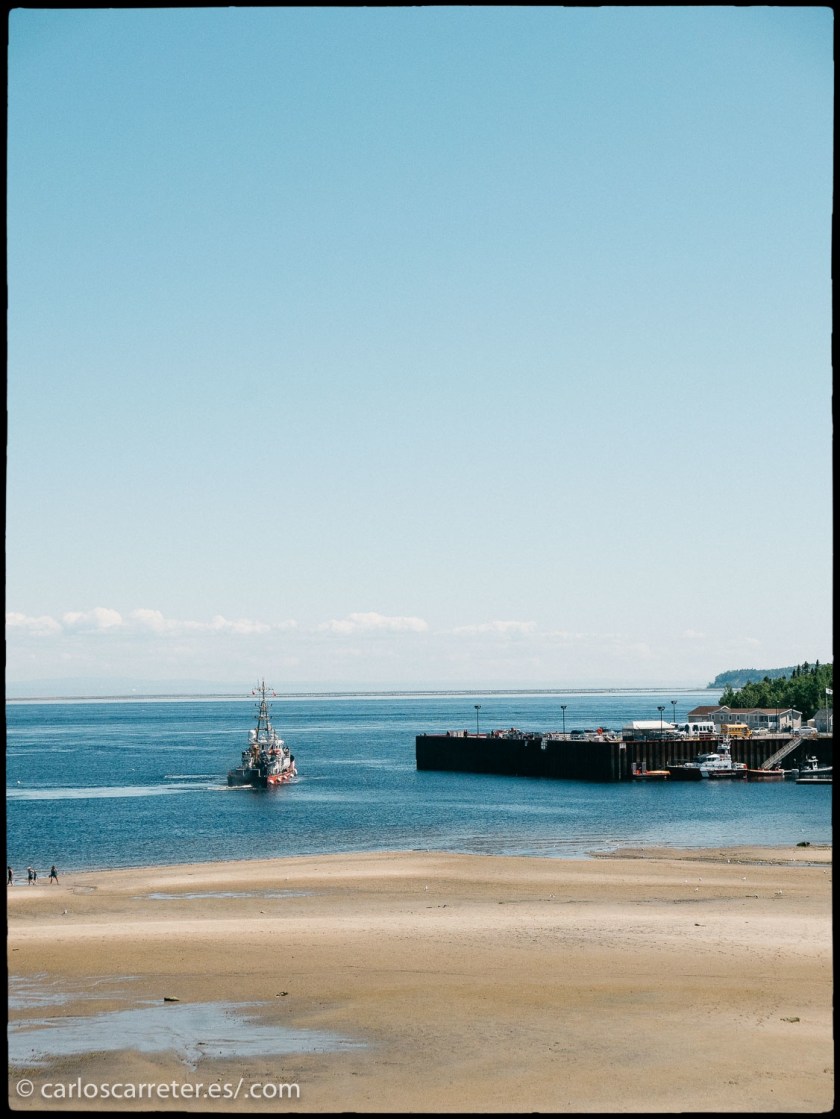 No tengo fotografías de la costa de Nueva Inglaterra, pero el puerto y las playas de Tadousac, en la provincia canadiense de Quebec, servirán para ilustrar el ambiente del filme.