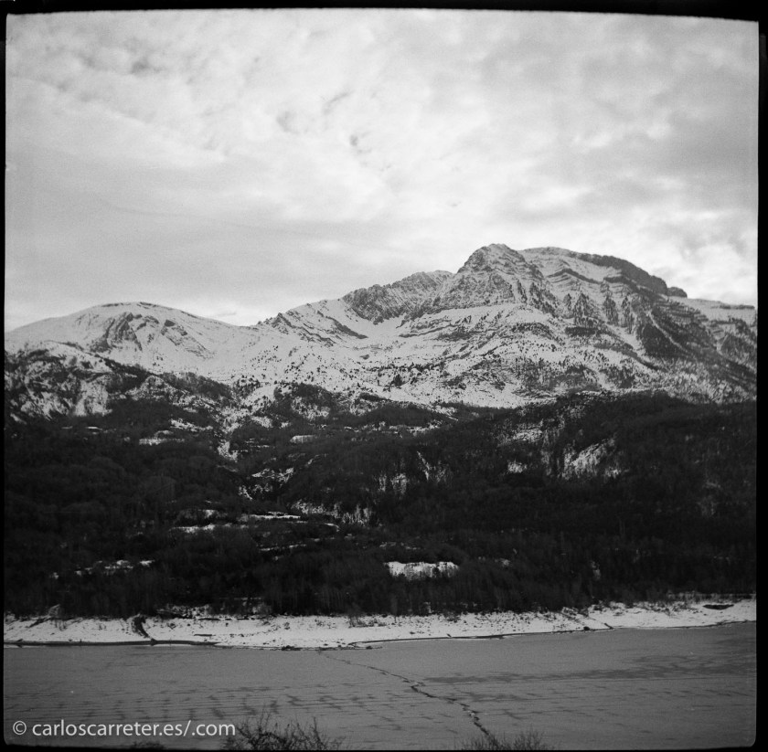 No tengo fotos ni de Australia ni de India, donde transcurre la acción... da igual, las montañas de los Pirineos en el Alto Aragón valdrán esta vez.