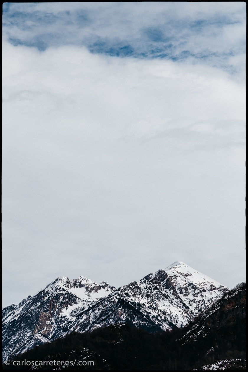 ... o cerca de casa, las cumbres nevadas de los Pirineos en el Alto Aragón, también en España... casi Francia.