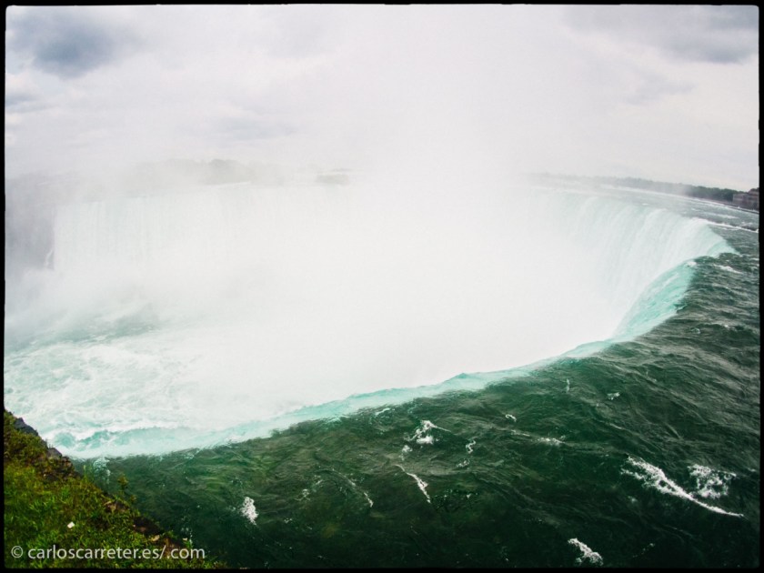 También podemos visitar las cataratas del Niágara en Canada...