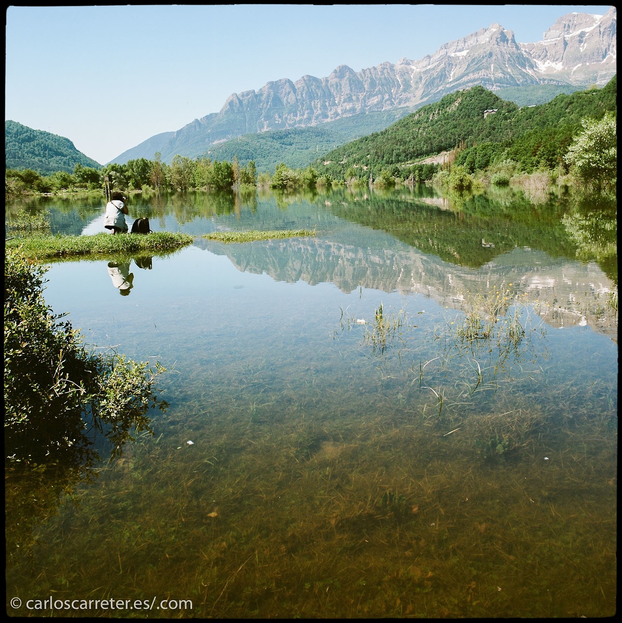 ... o los paisajes de los Pirineos en verano, Aragón (España).