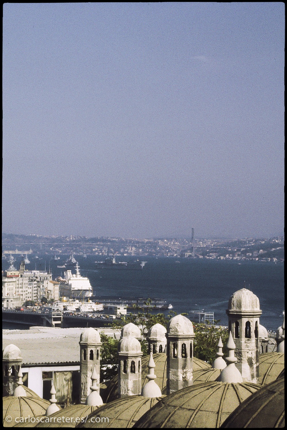 El Bósforo por encima de las cúpulas del Gran Bazar