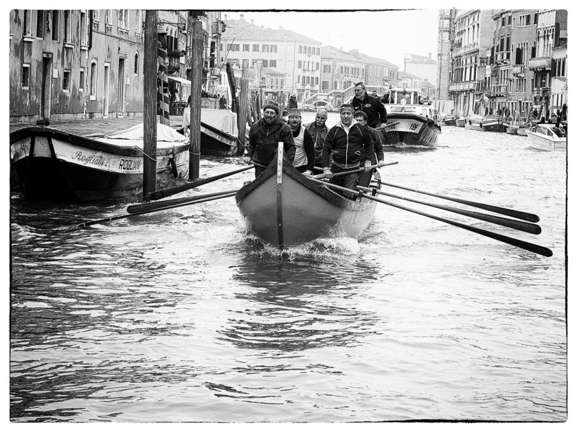 Entrenando la regata en el canal de Cannaregio - Venecia